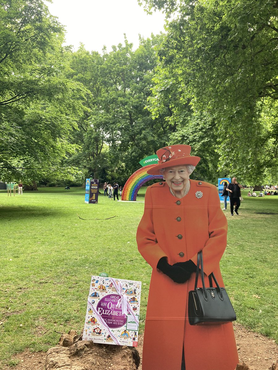 We had some special help today from #TheQueen to hide a book celebrating the #Jubilee, #GreatElizabethans by @ImogenRW & @saramulvanny
#ibelieveinbookfairies  #TBFGreat #TBFNosyCrow @RoyalFamily @NosyCrow #hermajesty #GodSavetheQueen #thequeen #queen #ElizabethII #platinumjubilee