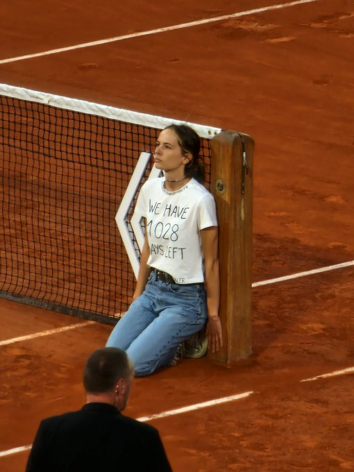 BonPote's tweet photo. Une manifestante vient de s'attacher au filet à #RolandGarros pour alerter sur l'urgence climatique. 

"We have 1028 days left", faisant référence au "on a 3 ans pour agir" https://t.co/Dce1SZm92y