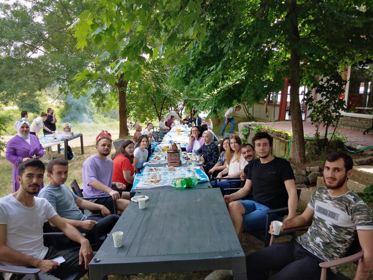 Pikniğimizde renk katan başta sayın Rektör Yardımcılarımız Prof. Dr. Hatem Akbulut ve Prof. Dr. Barış Tamer Tonguç hocalarımıza, Fakülte Dekan Yardımcımız Doç. Dr. Emre Tabar'a, Fizik Bölümü Öğretim üyelerimize, öğrencilerimize ve değerli misafirlerimize gönülden teşekkür ederiz.