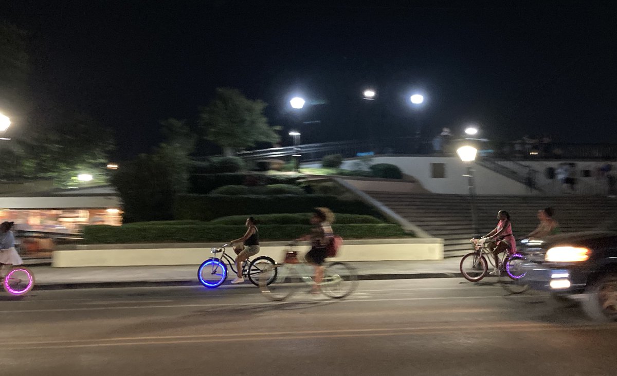New Orleans has a lot more bikeways now than when I last visited in 2014 (writeup: newcity.com/2014/11/11/che…), including lots of paint-and-post lanes, plus some concrete protection. There's a fun bike culture there, including this predominantly Black cruiser ride I saw last Friday.