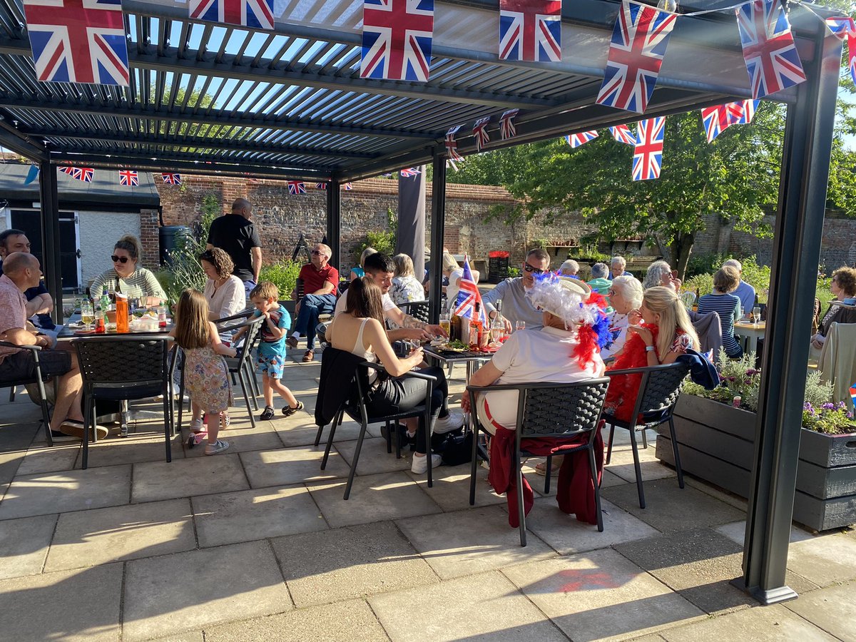 What a fantastic jubilee fair and Friday Night Fizz! Thanks everyone for attending 🇬🇧👍