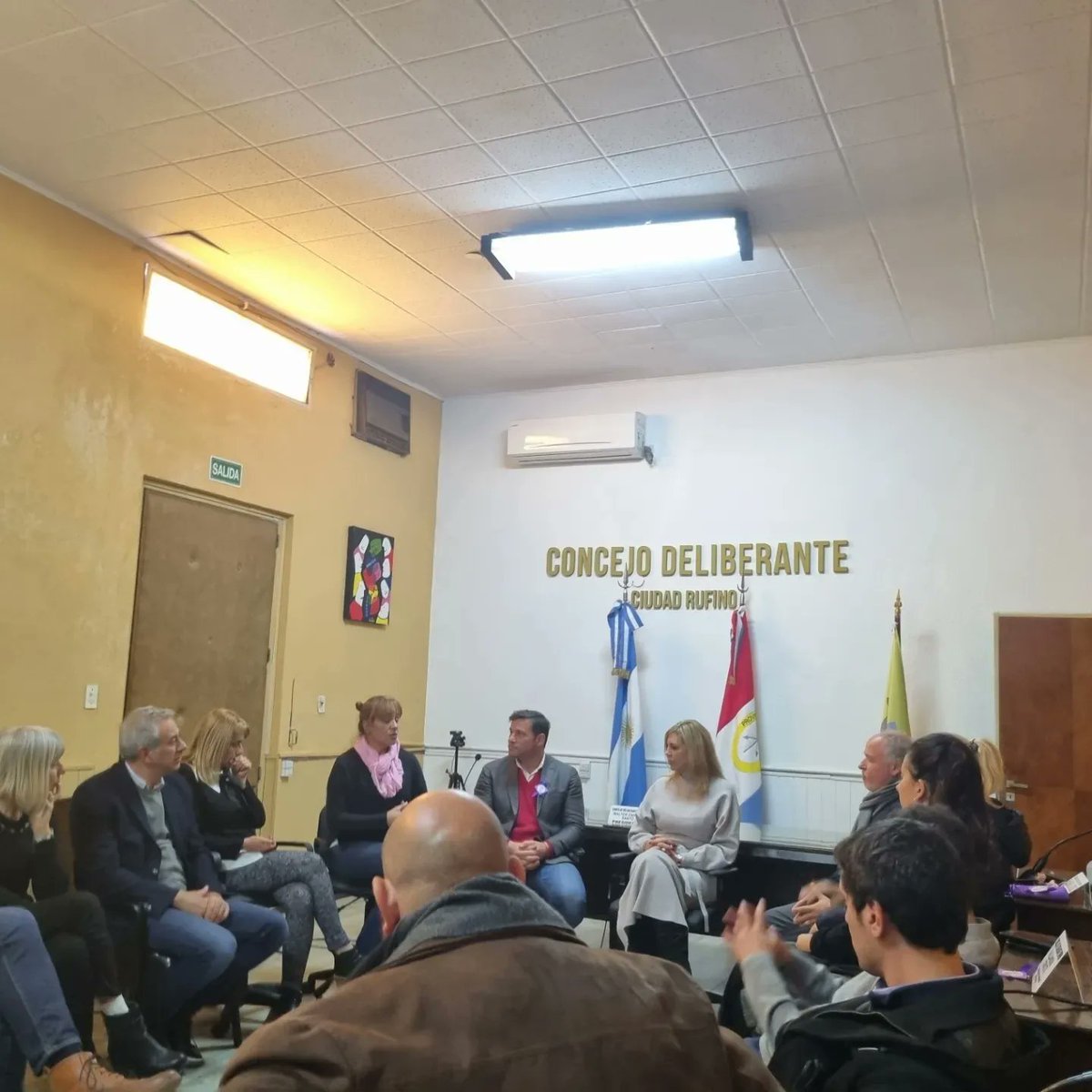 marilinsacnun's tweet photo. #Rufino Mañana de trabajo con empresarios, empresarias, pymes y profesionales locales y visita institucional al Concejo Deliberante para trazar una agenda de trabajo sobre obras estratégicas. https://t.co/izyRI6EmR4