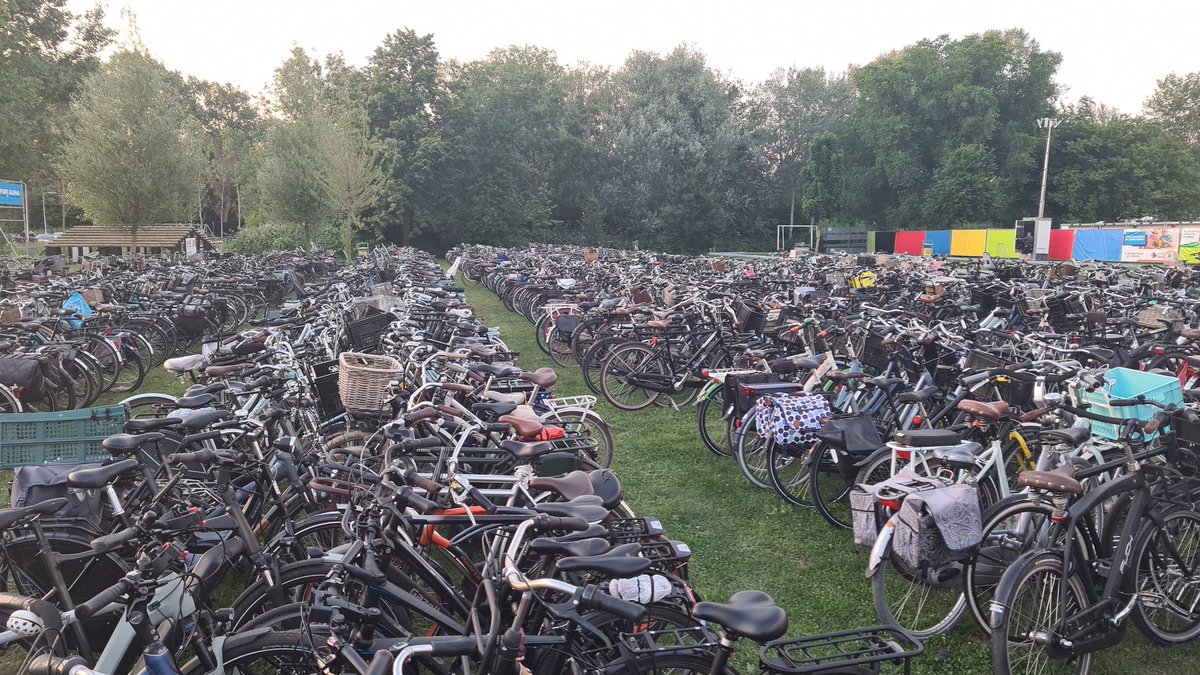 POL_handel_alph's tweet photo. Aan de oproep vooral op de #fiets te komen is goed gehoor gegeven; #zomerspektakel #Alphen. Dat wordt straks de gezelligste #file van Nederland https://t.co/rv1oHLOuuM