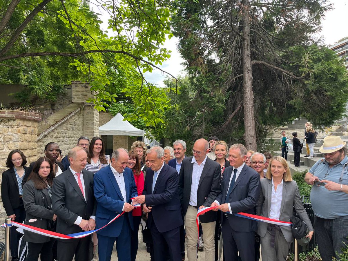 Inauguration de la 1ère partie rénovée du parc de Bécon avec les Maires <a href="/jakossowski/">Jacques Kossowski</a>, <a href="/yvesrevillon/">Yves Révillon</a>, la région <a href="/iledefrance/">Région Île-de-France</a> et les élus de #Courbevoie.

Élu député, je lutterai contre les îlots de chaleur dans nos villes. Il ne peut y avoir d'urbanisme sans écologie.