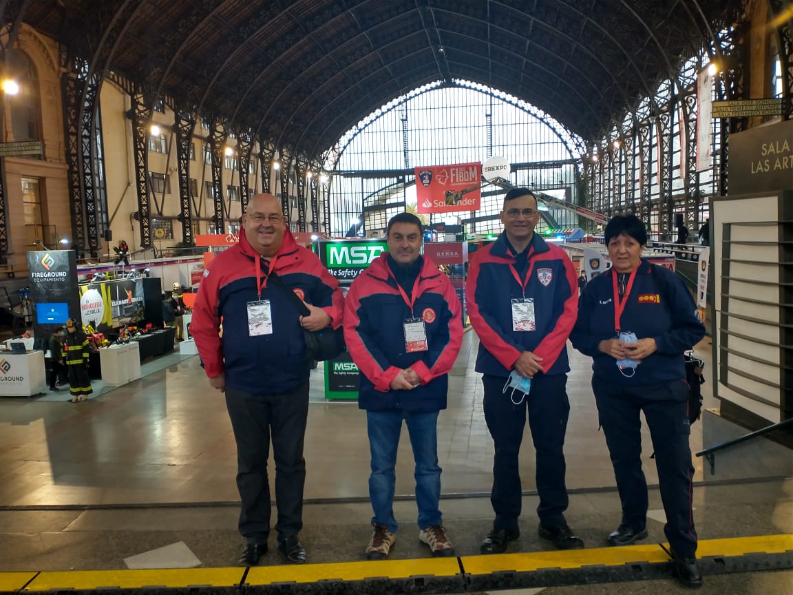bomberosRA's tweet photo. Hasta el domingo se estará realizando la feria internacional #FIBOM organizada por @BomberosdeChile con actividades, charlas y demostraciones para bomberos y la comunidad. Nuestro Sistema estará representando por Lucía Segovia, Carlos Nosalevich, Lorenzo Lorente y Eduardo Vicario https://t.co/E4QfkYkYdi