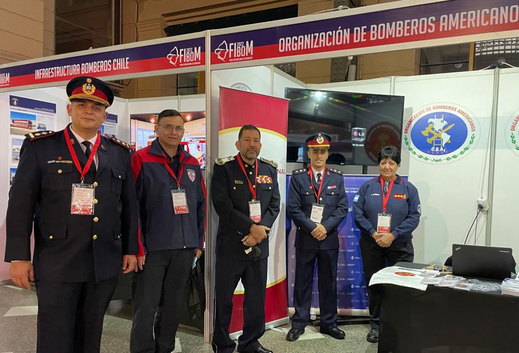 bomberosRA's tweet photo. Hasta el domingo se estará realizando la feria internacional #FIBOM organizada por @BomberosdeChile con actividades, charlas y demostraciones para bomberos y la comunidad. Nuestro Sistema estará representando por Lucía Segovia, Carlos Nosalevich, Lorenzo Lorente y Eduardo Vicario https://t.co/E4QfkYkYdi