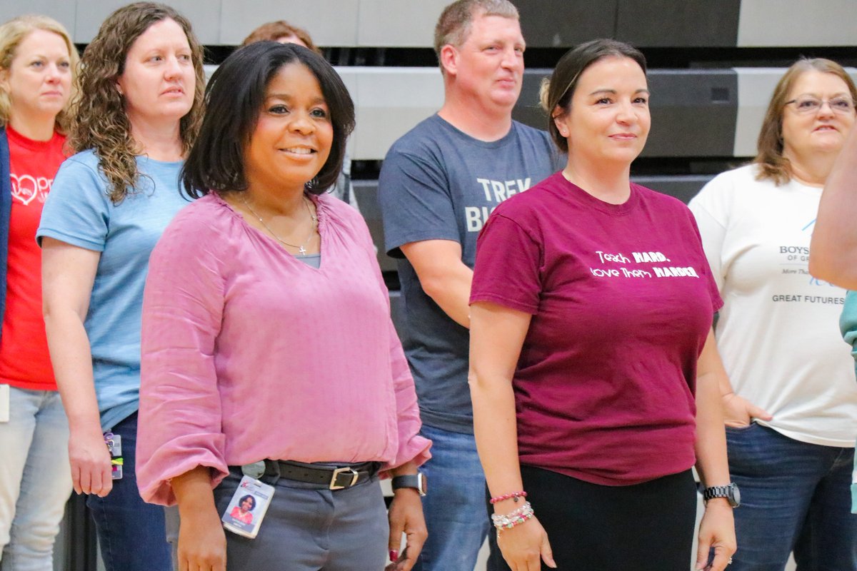olatheschools's tweet photo. This week 600 employees gathered to attend Olathe's Summer Conference, an annual professional learning event,  featuring keynote presentations from @casas_jimmy, @Principal_EL, @Jeff_Zoul, @joykelly05, @TabathaRosproy &amp; Dr. Scott Fluke. 

Read full story: https://t.co/DUuBNB7lxz https://t.co/yFz0D8d9Nt