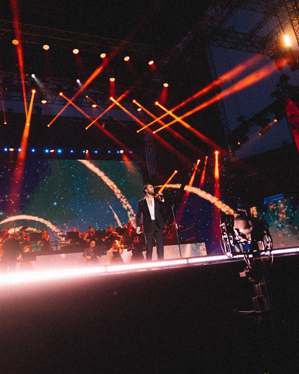 mengonimarco's tweet photo. Amici, Musica con la M maiuscola, la tua musica e gli abbracci con gli amici… Ricordi belli, tristi, pieni di emozioni per raccontare una bellezza rara. 

Grazie Verona e grazie Lucio, sempre. 

#DALLARENALUCIO https://t.co/r9br9emuJO