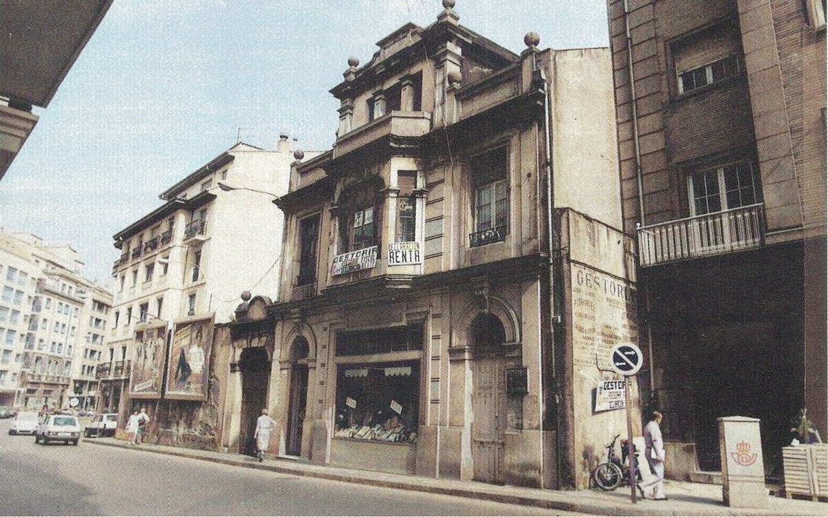 Histoviedo's tweet photo. 🔙El antiguo "martillo" de la calle Jovellanos... foto obtenida de: 

✍️Oviedo, la formación de la ciudad burguesa 1850-1950

🕰️Años 80

🔝Próximamente nuestro blog estará operativo de nuevo, con eventos, exposiciones,actividades...que vayan surgiendo en Oviedo.

💙Oviedo💙 https://t.co/qirtj6ShdJ