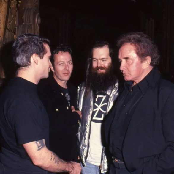 AlternoMXX's tweet photo. Puro master:

Joe Strummer, Henry Rollins, Rick Rubin y Johnny Cash.

#alternomx #puromaster #rock #punk https://t.co/FDrmKkLrka