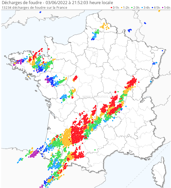 La majorité des cellules orageuses évoluant sur l'axe Aquitaine/Bourgogne sont de nature supercellulaire, et donc en capacité de produire de fortes chutes de grêle. #orages 