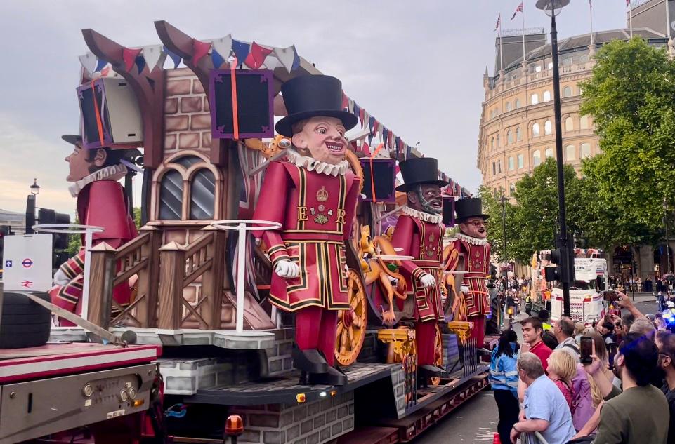 Platinum Jubilee Pageant Cart 
👑👑👑👑👑👑👑👑👑👑👑

Our arrival into London! ❤️

#PlatinumJubilee 
#PlatinumJubileePageant