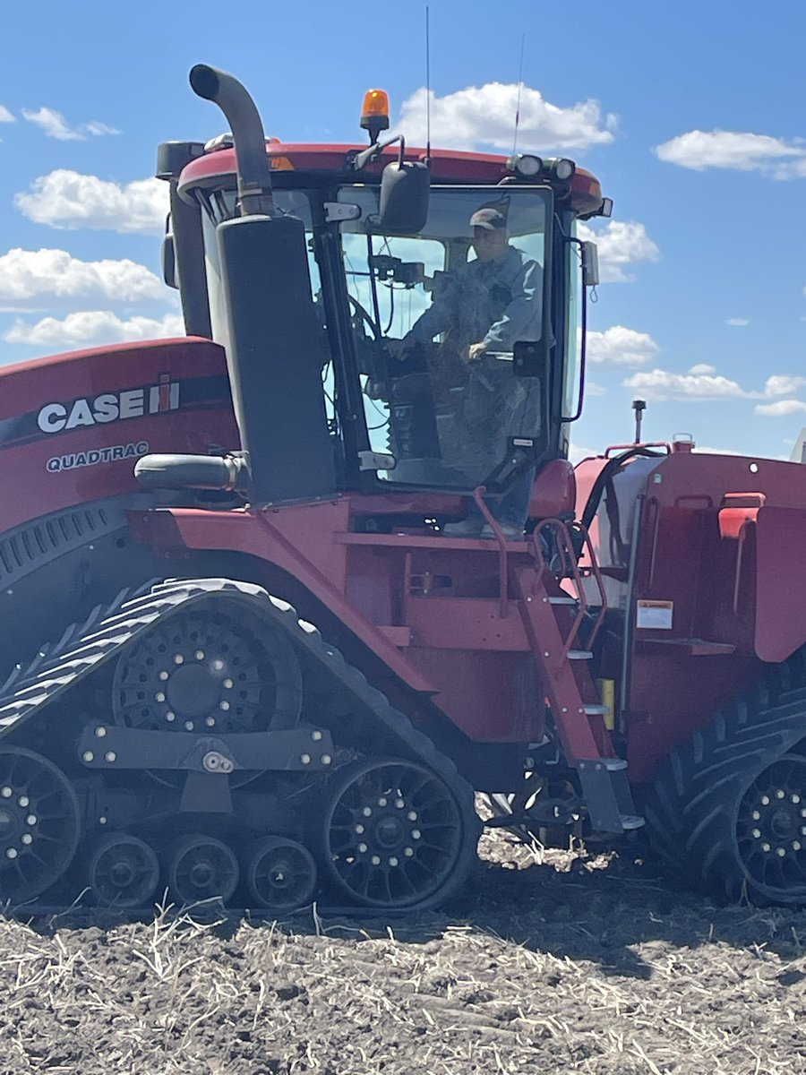 scottwilson1973's tweet photo. @tj450 @Case_IH @BourgaultAg @youngsequipment A good friend finishing off his 69th crop https://t.co/eK0zlumUtw