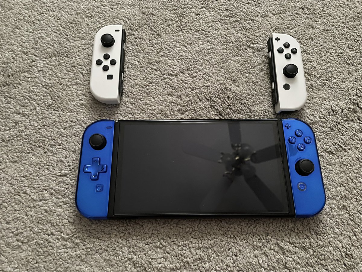 MCmadness110's tweet photo. Did my first joycon shell swap a few days ago. I also added metal latches to both sets of joycon. https://t.co/sgMJuUWc5h