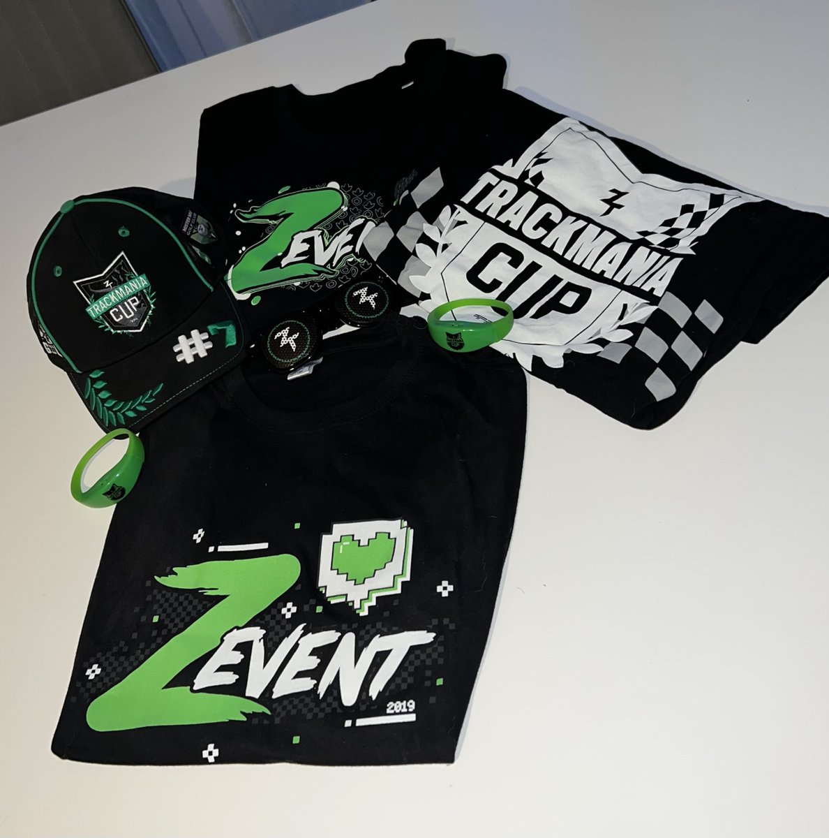 Lyffa57's tweet photo. Prêt pour la #TMCUP2022 demain ! Les tenues sont prêtes !😎 @TrackmaniaCupFR https://t.co/FqDwEB255k