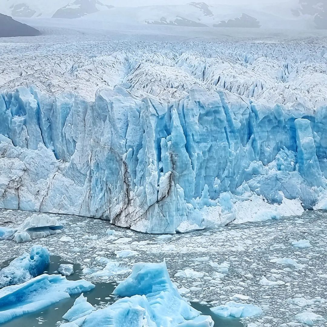 Imponente desde el ángulo que lo mires.
Desde la embarcación o desde las pasarelas, siempre te ofrece vistas insuperables. 

Fotos: @the_longway_home 

#pasarelas #glaciar #peritomoreno #parquenacionallosglaciares #pnlg #veniaserprotagonista #otoño #autumn #automne #elcalafate