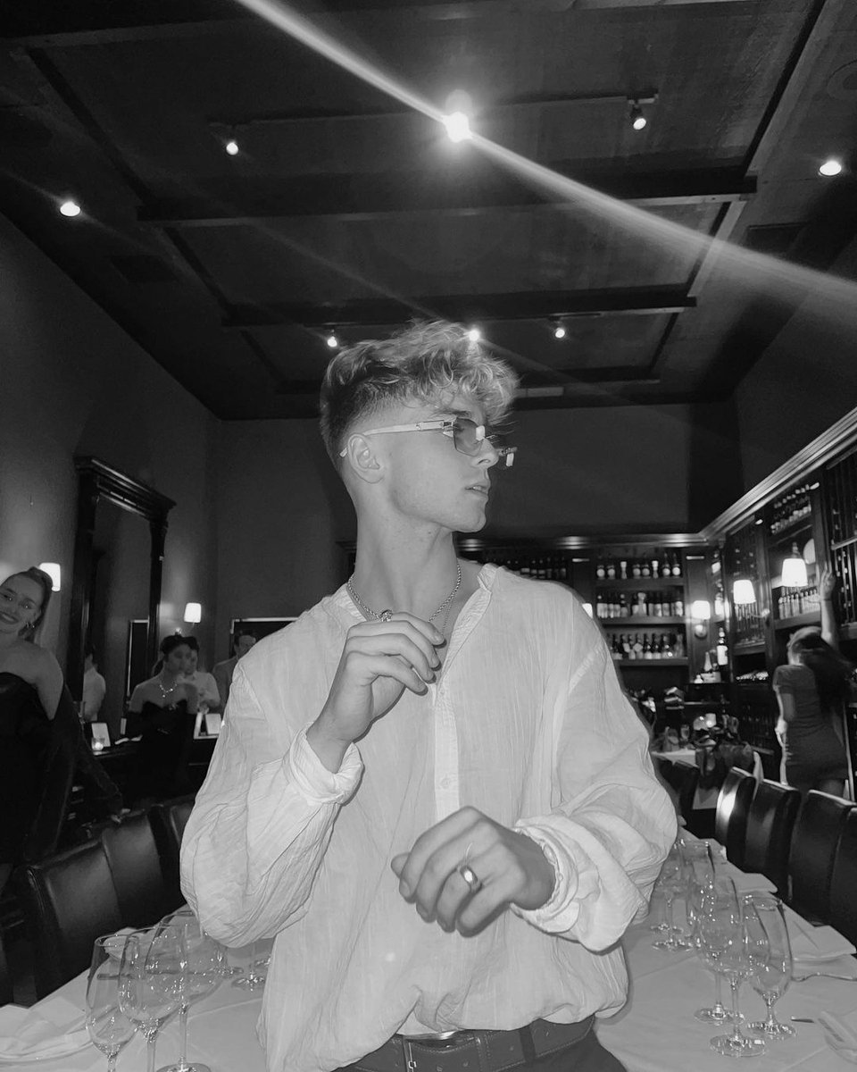 _austg's tweet photo. — I want it my way.

#LukAnnetteNight https://t.co/7koTOuNRth