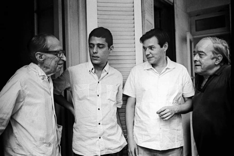 InstHildaHilst's tweet photo. Topei com Chico Buarque no olho do furacão do Twitter e lembrei dessa foto! 

Manuel Bandeira, Chico  de Hollanda, Jobim e Vinicius. Que trupe! Que tempos! 

Viva a cultura brasileira!! https://t.co/qCHqBUg0Bc
