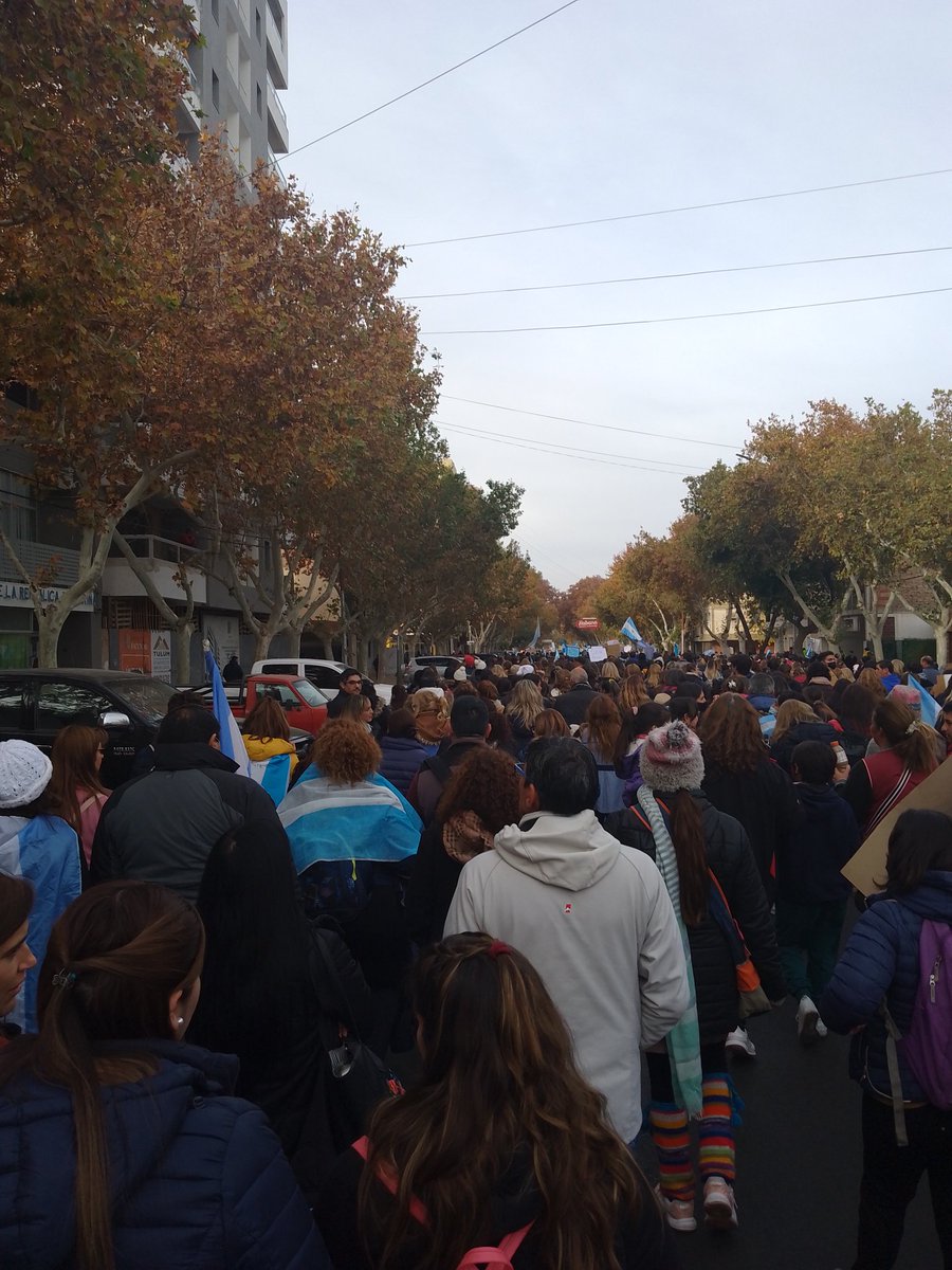 cuchicidio's tweet photo. Una marcha de 50 cuadras más o menos de docentes y todavía no se dan cuenta de que están haciendo todo mal @sergiounac ? https://t.co/qLpz7m4lde