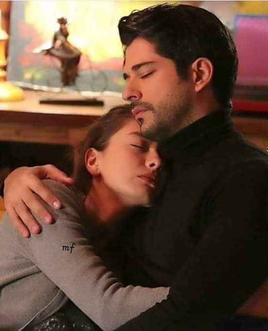 نامت عيون العاشق والقلب مانام 
سهران يفكر في ملكة الحسن وبدر التمام
 يتمنى الوصل ويرسل اهاته والناس نيام 
 مغرم صبابة والفؤاد اتعبه الهيام
يحكي للنجوم عن حبيبه  اعز الانام
سكت لسانه وصار الفؤاد يحكي احلى كلام 
ويسأل طيفه متى الوصال ياسيد الغرام .