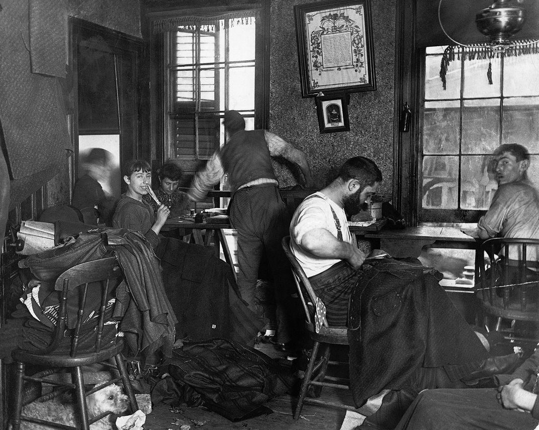 historiapllevar's tweet photo. Por fortuna, la #publicación fue un éxito, apareciendo en múltiples diarios de USA, como el New York Times 📰 
Tras el eco, el presidente T. Roosevelt trabajó con Riis para mejorar las condiciones de vida y laborales de las clases trabajadoras a través de múltiples reformas
2/2 https://t.co/pADMN13O1m