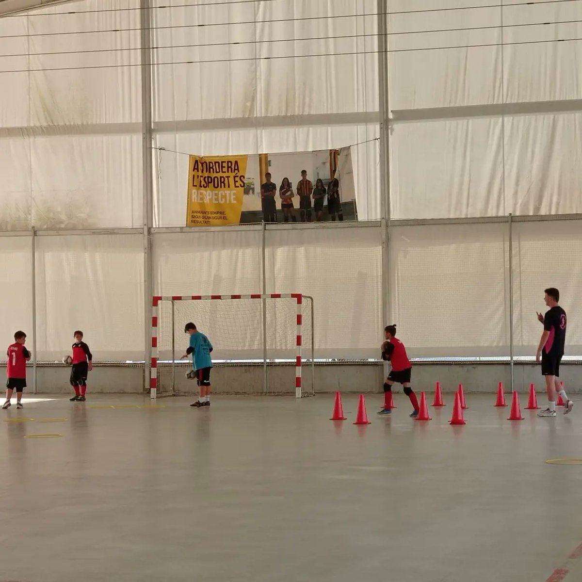 AthClubTordera's tweet photo. Èxit total en el primer entrenament de les portes obertes de l'escola de porters!

#futsal #escoladeporters @RadioTordera @Aj_Tordera @showdelsesports https://t.co/IBTZNgsiny