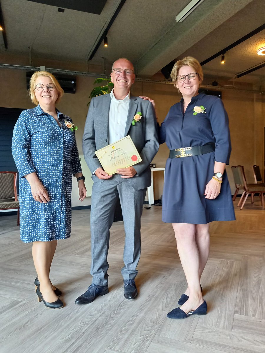 GemWoudenberg's tweet photo. Wethouders Anita Vlam, Marleen Treep en Pieter de Kruif zijn vanavond door burgemeester Jansen onderscheiden voor hun bijzondere inzet voor Woudenberg. Wethouders Vlam en Treep ontvingen de Zilveren Speld en wethouder De Kruif ontving een Gouden Speld! https://t.co/KO8xJD1ZVw https://t.co/3VAYpF93f5