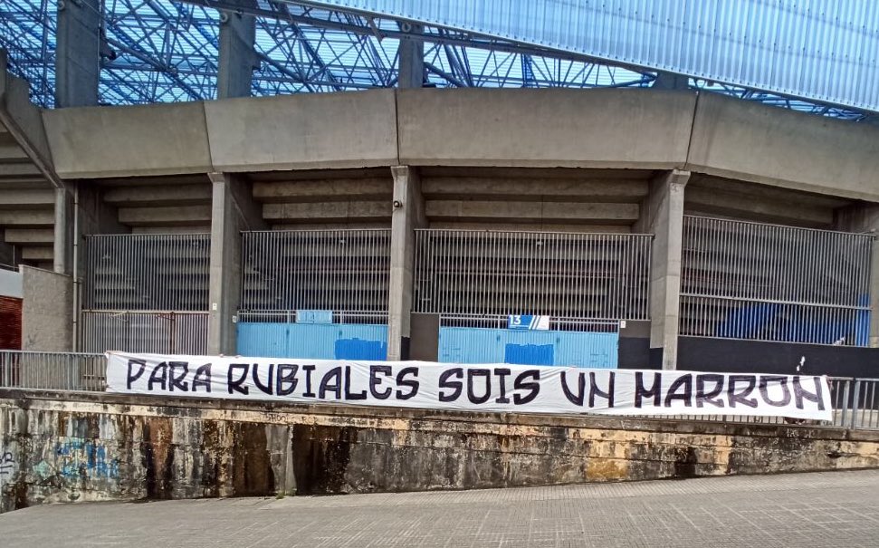 RB1987Oficial's tweet photo. Botaron todo o ano ríndose de nós. Chegou a hora para pecharlles a boca.

Teñen que aprender a respectar a aquel que lles dá de comer. 

É unha cuestión de honor, ou estás con nós ou contra nós. https://t.co/w52qwPFnzD