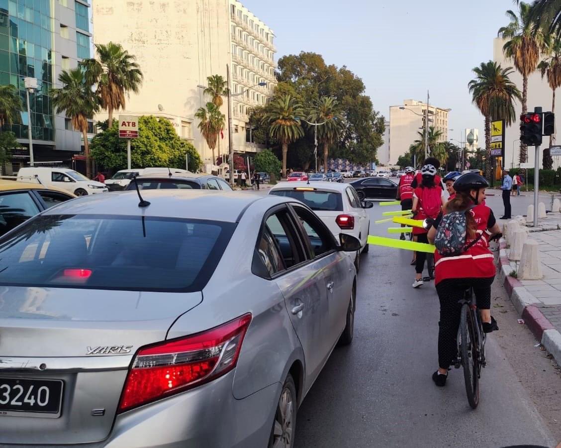 velorutionTUN's tweet image. Action choc à Tunis pour #WorldBikeDay : nous avons traversé  la ville à vélo avec des repousses voitures pour montrer aux automobilistes la distance de sécurité à garder avec les usagers du vélo ! #tunisia #bikeDay #bikelife