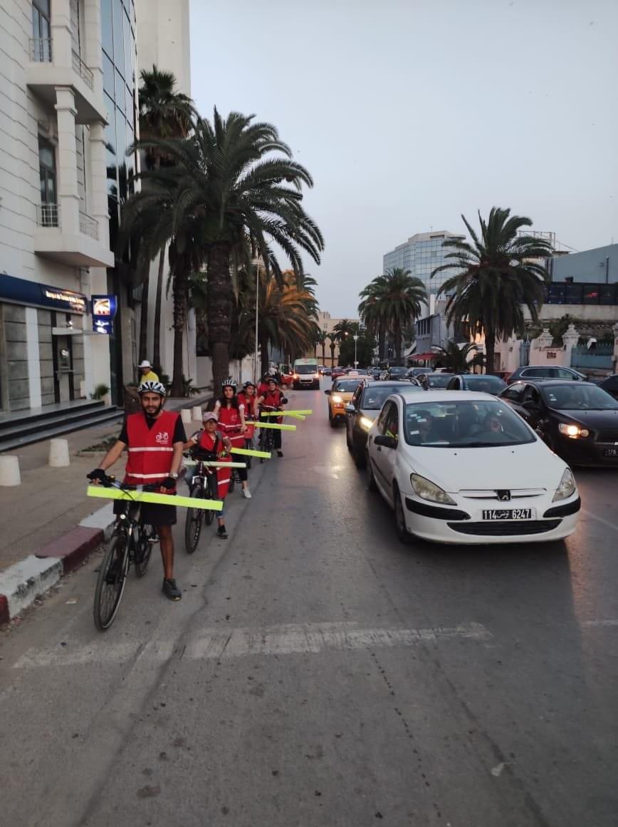 Action choc à Tunis pour #WorldBikeDay : nous avons traversé  la ville à vélo avec des repousses voitures pour montrer aux automobilistes la distance de sécurité à garder avec les usagers du vélo ! #tunisia #bikeDay #bikelife