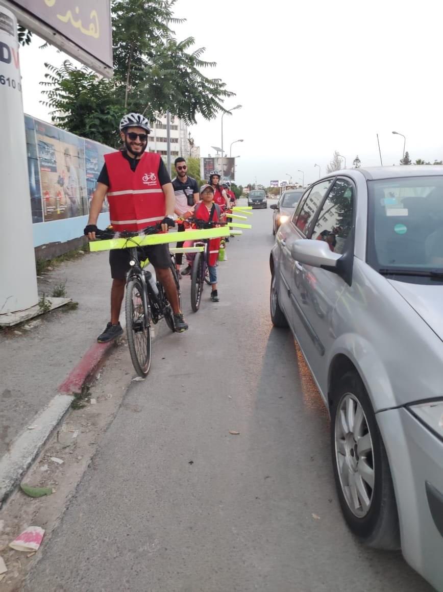 velorutionTUN's tweet image. Action choc à Tunis pour #WorldBikeDay : nous avons traversé  la ville à vélo avec des repousses voitures pour montrer aux automobilistes la distance de sécurité à garder avec les usagers du vélo ! #tunisia #bikeDay #bikelife