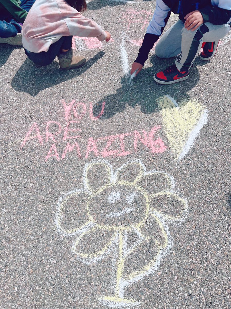 MissGMah's tweet photo. Today @BelParkCBE we went out with our grade 5 buddies @DebDunham16 to spread kindness messages! Hope they bring a little joy to your day ๐ #Belpark #WeAreCBE #Kindness #CBEArea1 #ChalkArt #ShareTheKindness https://t.co/zhE1v0hjhi