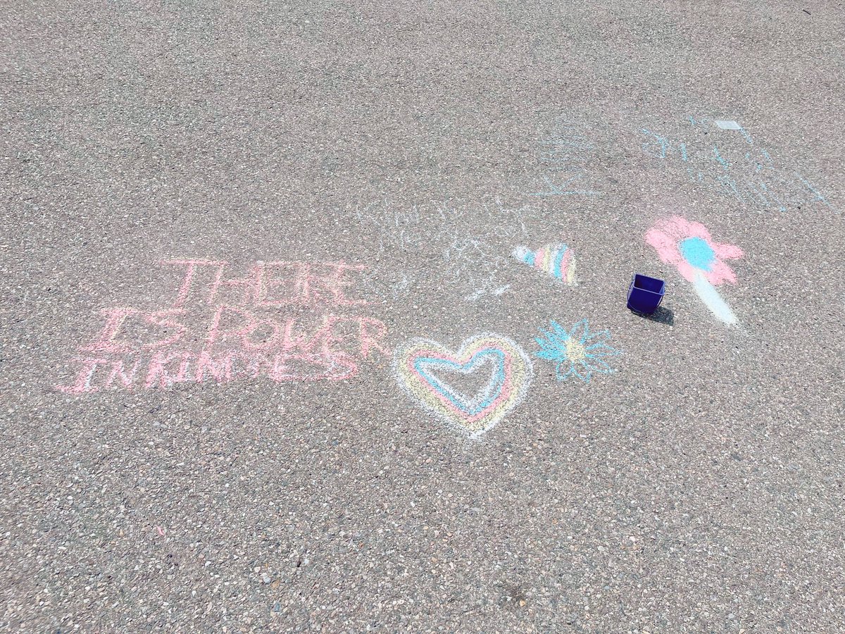 MissGMah's tweet photo. Today @BelParkCBE we went out with our grade 5 buddies @DebDunham16 to spread kindness messages! Hope they bring a little joy to your day ๐ #Belpark #WeAreCBE #Kindness #CBEArea1 #ChalkArt #ShareTheKindness https://t.co/zhE1v0hjhi