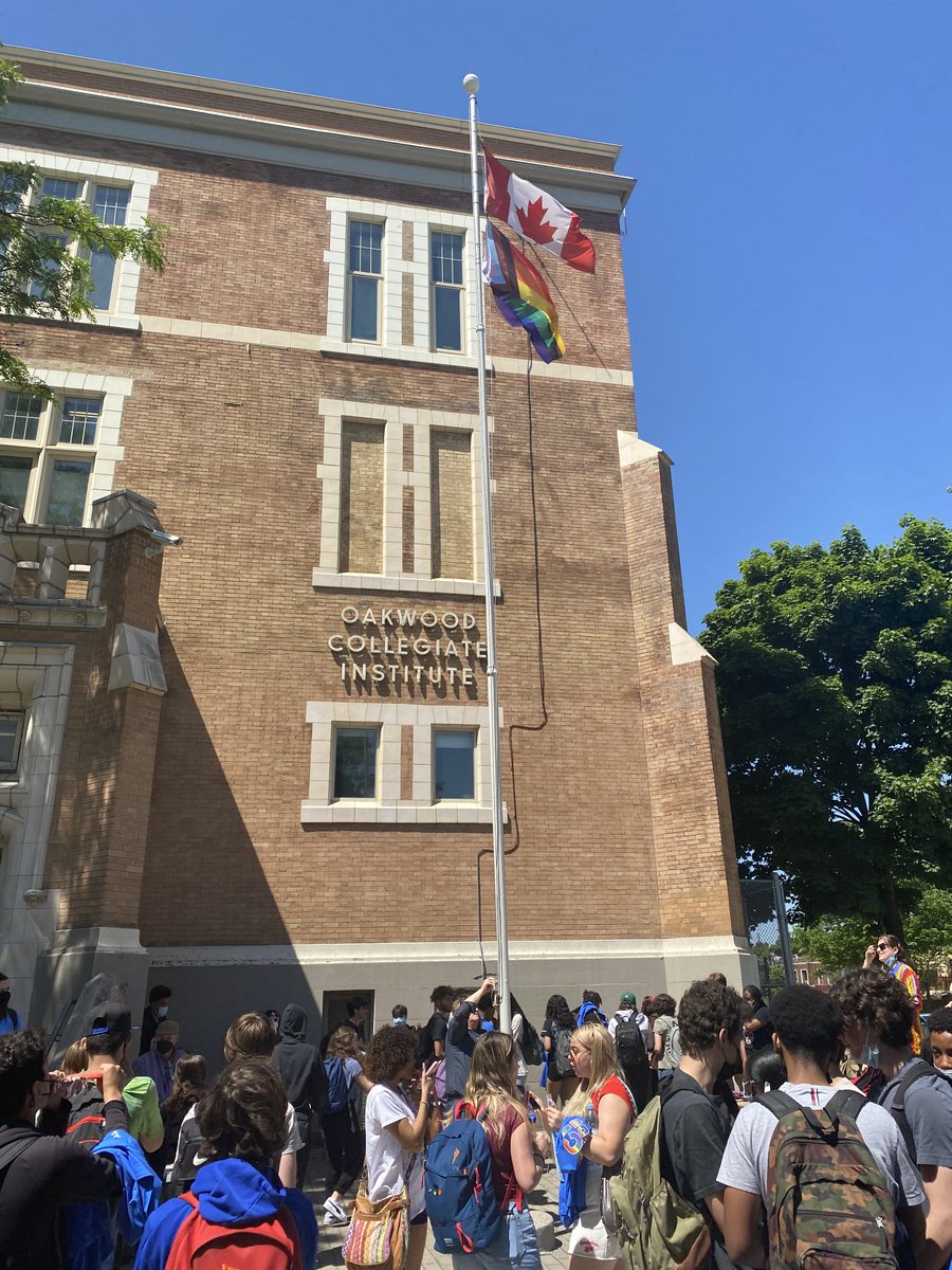 TDSB_Oakwood's tweet photo. Pride Day at OCI. T-shirts, freezies, music, rainbow cookies, capped off with the raising of the #prideflag Nothing but ❤️ and 🌈 hosted by The Alliance. https://t.co/TqiMtjwNVr