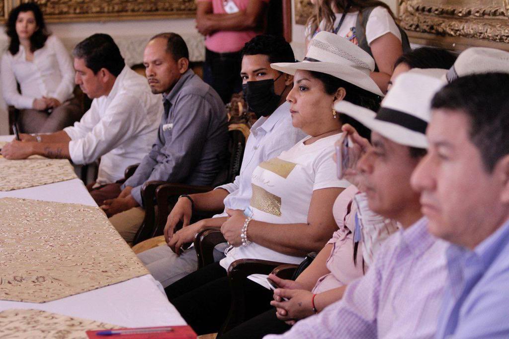 MinGobiernoEc's tweet photo. 💬”Aquí está un Gobierno amigo, que se preocupa por ustedes y hoy canaliza las soluciones a sus problemas.Vamos a volver a convertir al Ecuador en un país de paz, empleo y oportunidades para todos. No podemos defraudarlos en ningún sentido”, aseguró el ministro @panchojimenezs https://t.co/1yT3S3wHag