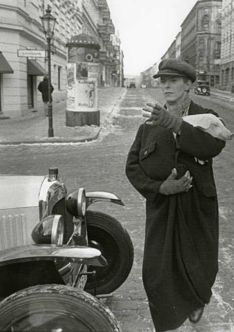 goosespringst3n's tweet photo. David Bowie with a pig (1979) https://t.co/B7CSDxq8qa