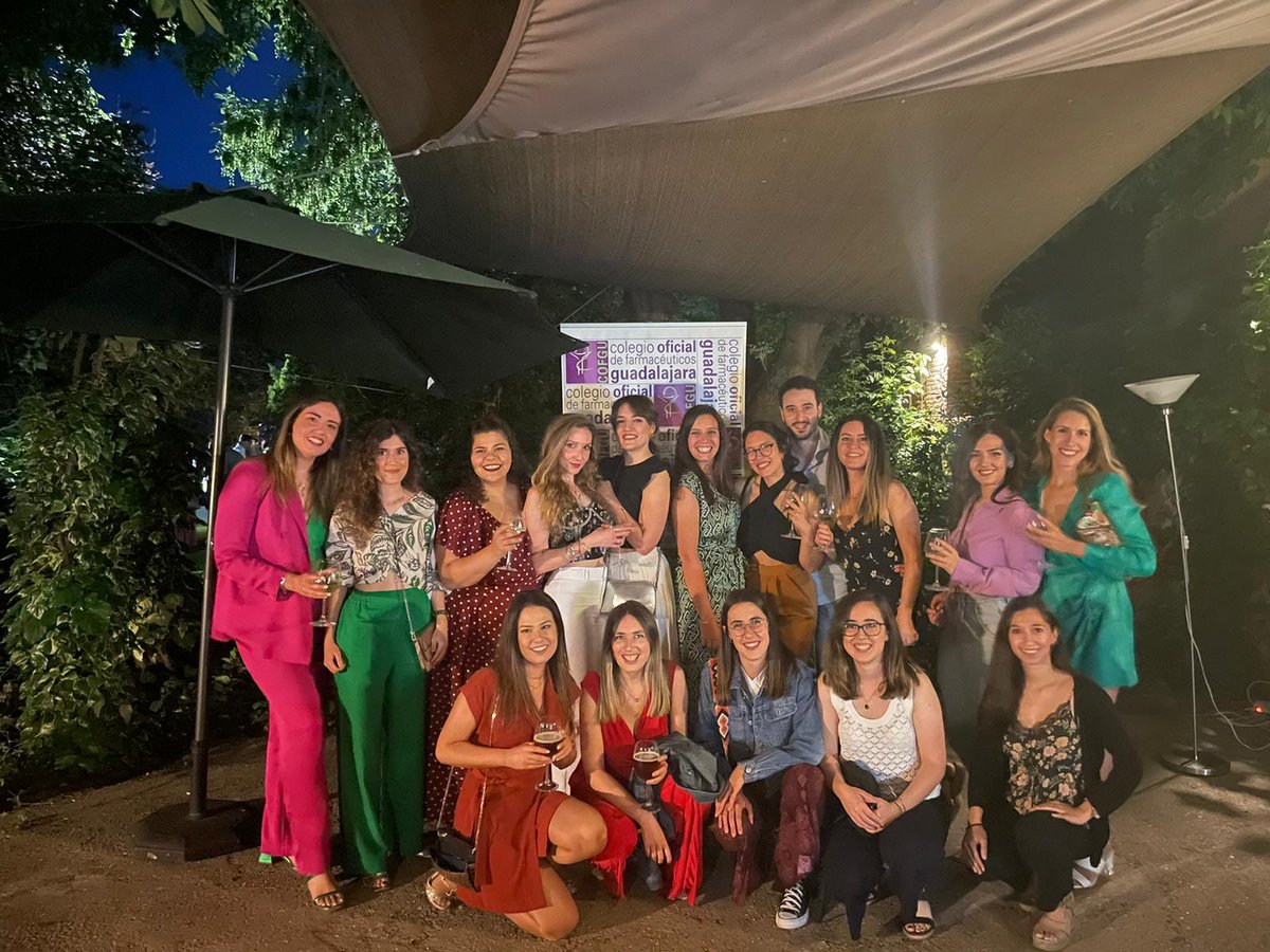 Farmacia_HUGU's tweet photo. Los farmacéuticos del Hospital de Guadalajara celebrando los 100 años del @COFGU1! 🤗🤗 https://t.co/gBpQU5hhoi