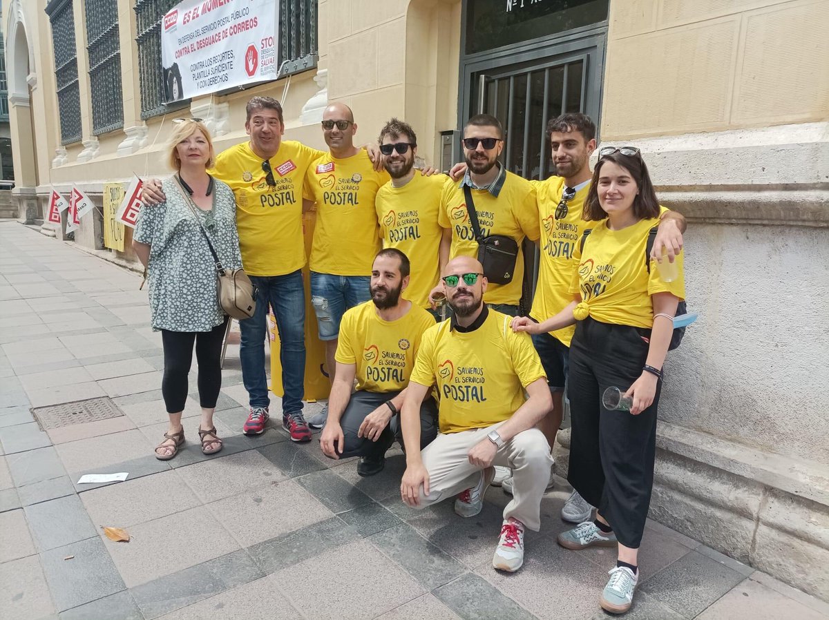 JovenesCCOOCyL's tweet photo. Hoy en #Valladolid la Sección Sindical de Ikea y militantes de Jóvenes de CCOO han estado apoyando a los trabajadores y trabajadoras de #Correos en su tercer día de huelga. 

¡@Correos NO SE VENDE, Correos SE DEFIENDE! ✊🏻

#HuelgaGeneralCorreos
#SalvemosElServicioPostal https://t.co/vCBXoo7y1M