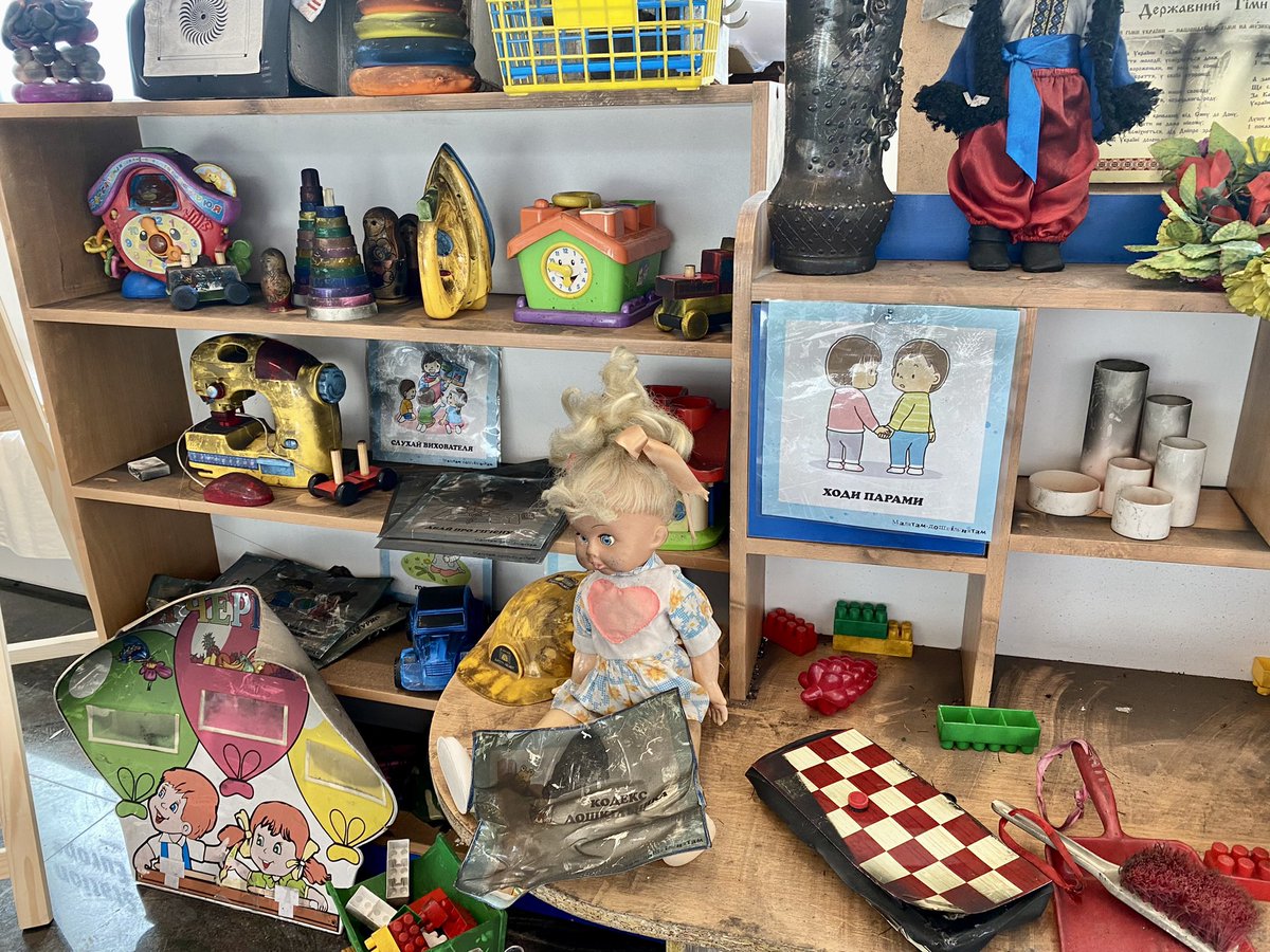 UA_EUMission's tweet photo. "#Irpin. Invincible": an exhibition about 🇷🇺 war in 🇺🇦 Irpin and life in the city under occupation, opened in Ukrainian Civil Society Hub @hub_ukrainian in Brussels. #StopRussianWar #StandWithUkraine 

🔗 https://t.co/lnrfP8DuxJ https://t.co/MwaSVkNmbg