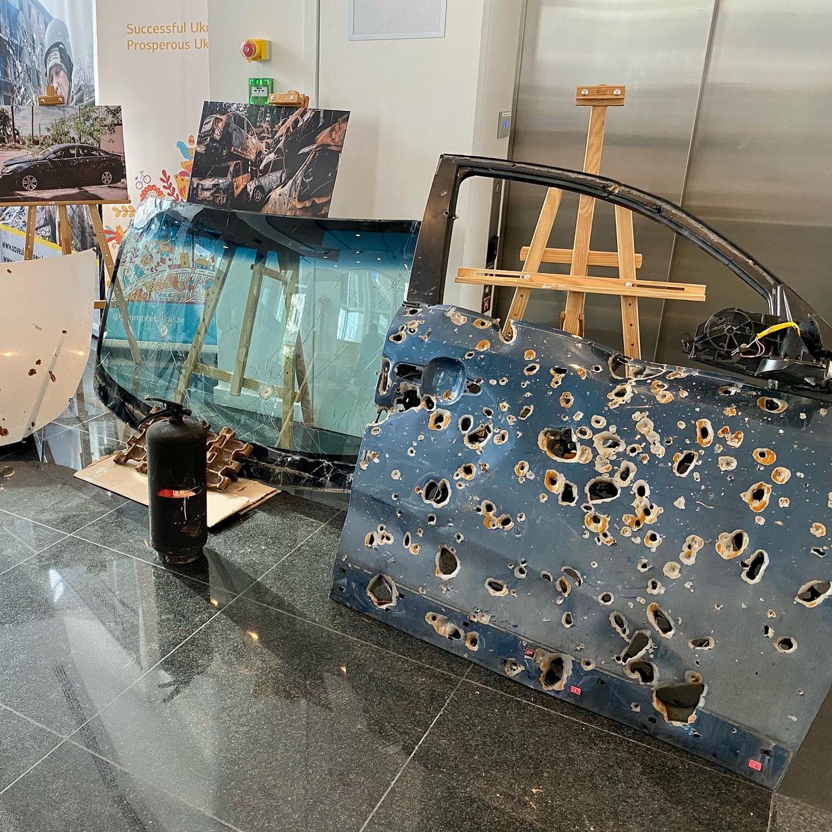 UA_EUMission's tweet photo. "#Irpin. Invincible": an exhibition about 🇷🇺 war in 🇺🇦 Irpin and life in the city under occupation, opened in Ukrainian Civil Society Hub @hub_ukrainian in Brussels. #StopRussianWar #StandWithUkraine 

🔗 https://t.co/lnrfP8DuxJ https://t.co/MwaSVkNmbg