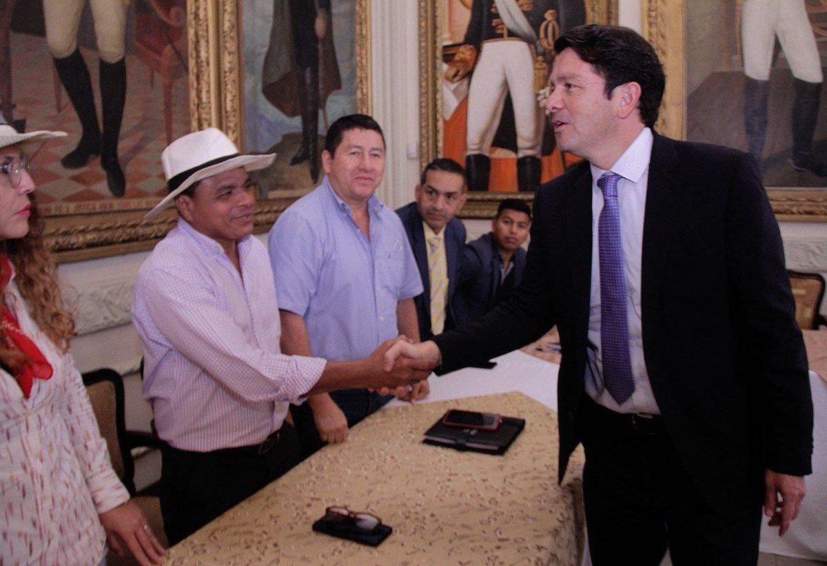 MinGobiernoEc's tweet photo. “Tenemos que progresar en libertad y en democracia, respetando los derechos y libertades. Nosotros estamos aquí para cumplir un trabajo junto a ustedes, eso significa poner las herramientas que tenemos al servicio de quienes más lo necesitan”,enfatizó el ministro @panchojimenezsz https://t.co/M4FDg8i9wP