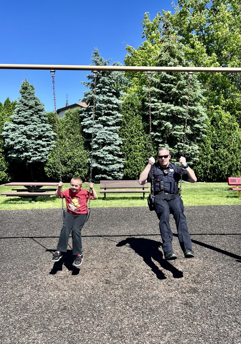 MrsAnnaWestphal's tweet photo. What a nice day to earn a special reward with the school resource officer Riff ! @FPDIL @fsd157c @Chelsea_Tigers @MrsHollyWright #AllIn157c #WeAreChelsea #157cGrows https://t.co/R7Riiv4m9C