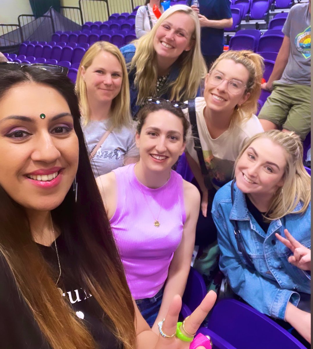 We were so loud! Super proud of the @LboroLightning team today and lost my voice cheering on @alice_harveyx That ponytail magic was back again  baby!! Fan club is ⬇️ Hannah Joseph’s passes were 🔥🔥 #QueensRaiseQueens #FemaleSport #WeBroughtTheNoise #LoudGobs 🤩⚡️#GirlGang 💜🤍