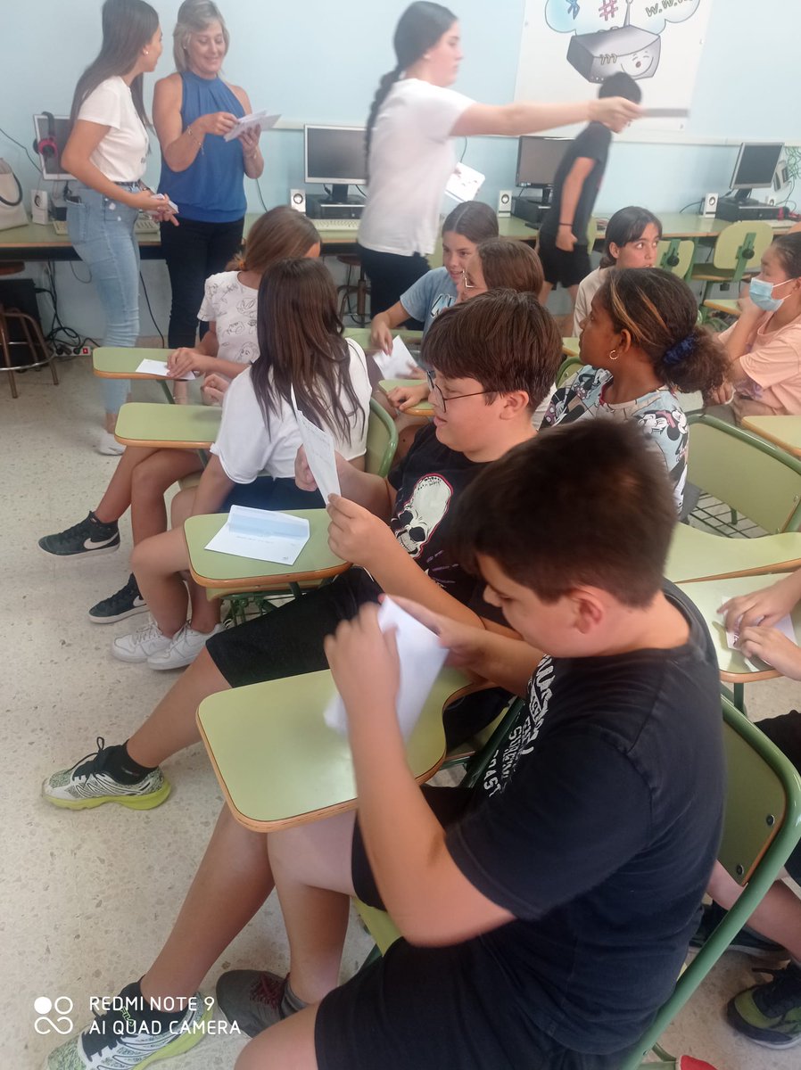 IESRPE1's tweet photo. Cartas con el CEIP Simón Bolívar. 
Dentro del Programa de Tránsito, y gracias a la iniciativa de nuestra profesora Carolina Ortiz, nuestro alumnado de 1° escribe cartas de hermanamiento con sus amigos de 6° de primaria del Simón Bolívar. 
Ya se conocen y se verán en el @IESRPE1 https://t.co/Q70EgYHhOD