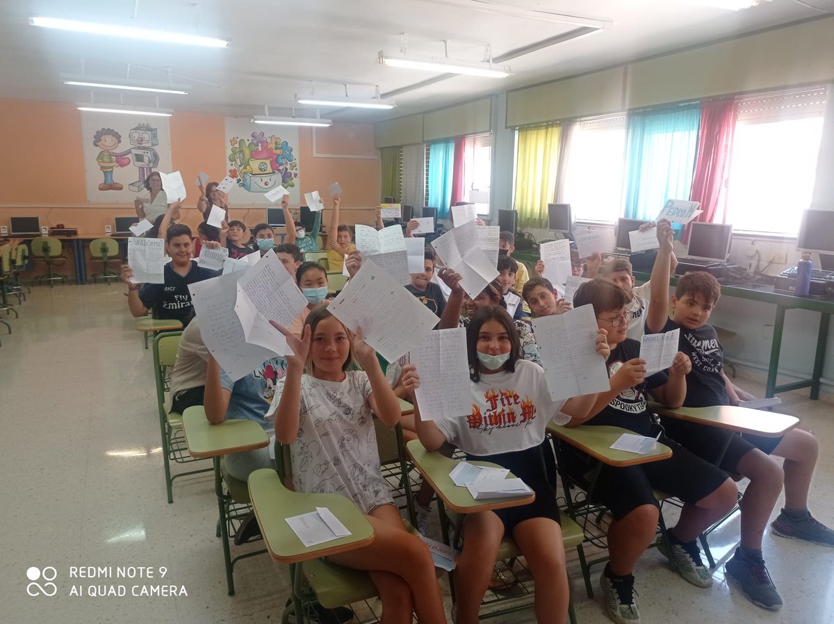 IESRPE1's tweet photo. Cartas con el CEIP Simón Bolívar. 
Dentro del Programa de Tránsito, y gracias a la iniciativa de nuestra profesora Carolina Ortiz, nuestro alumnado de 1° escribe cartas de hermanamiento con sus amigos de 6° de primaria del Simón Bolívar. 
Ya se conocen y se verán en el @IESRPE1 https://t.co/Q70EgYHhOD