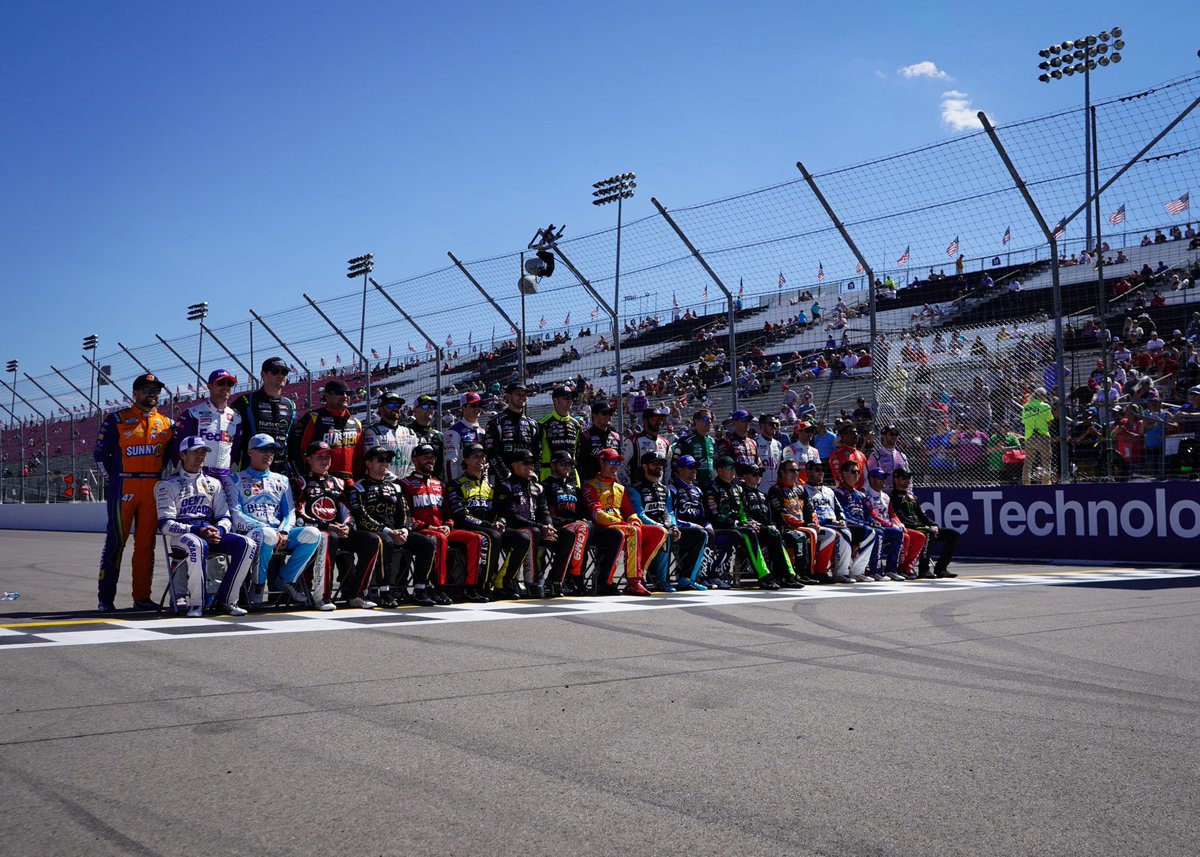 KurtBusch's tweet photo. New venue calls for a class pic 📸 https://t.co/pchXrmacPQ