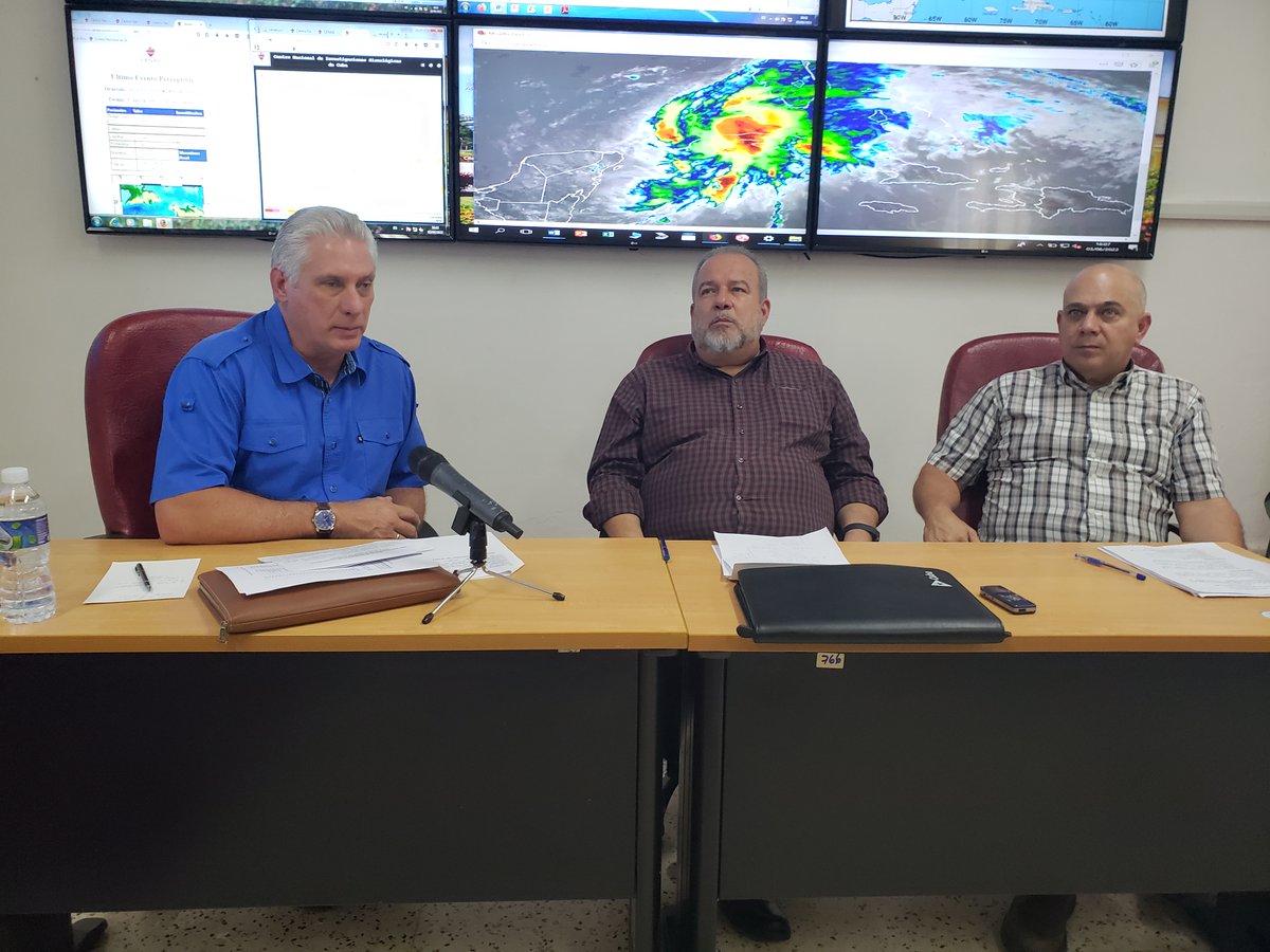 El Presidente <a href="/DiazCanelB/">Miguel Díaz-Canel Bermúdez</a> indicó:

👉 Mantener activado todo el sistema de la Defensa Civil.

👉 Mantener una vigilancia constante sobre el fenómeno meteorológico.

👉 Evacuar a la población en zona de riesgo por inundaciones y por derrumbes.