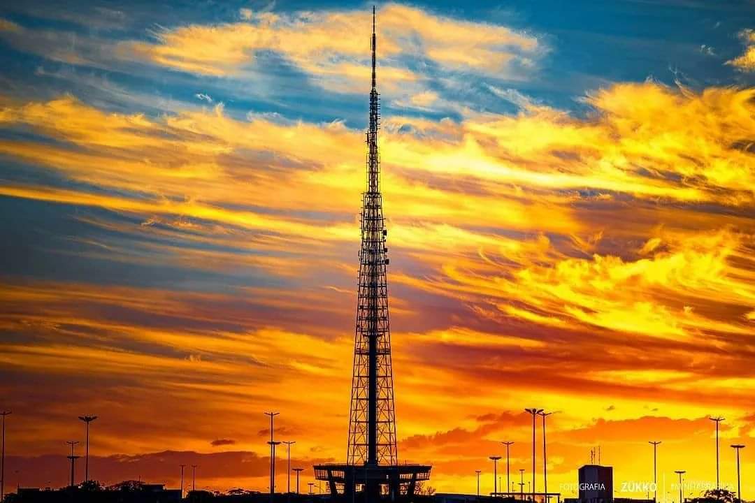 AhhhhhRibeiroo's tweet photo. Por do sol na Capital Federal.
#TeAmoBrasíla
#TorreDeTv
Peguei essa foto na internet. https://t.co/ni3tXyq1c4