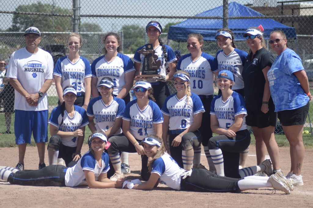 Lakeview ‘graduates’ to regional round of softball tournament bit.ly/3NjYNjC
