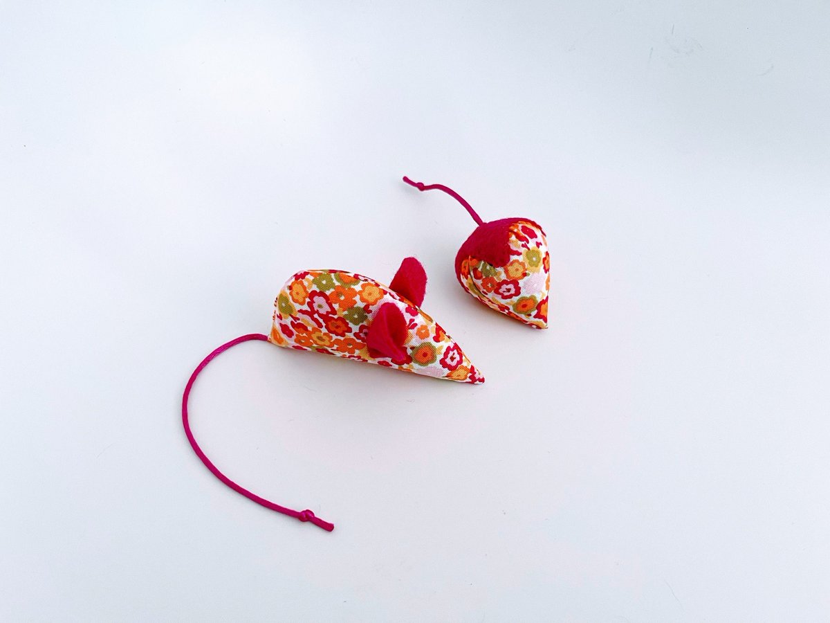 MauveMoose's tweet photo. Excited to share the latest addition to my #etsy shop: Spring catnip mouse and strawberry cat toys, set of cat toys, Summer florals https://t.co/u0AOAx1pVa #kittentoy #mauvemoose #setof2 #uniquecattoys #felines #mousetoy #strawberry #berry #summer https://t.co/LKTDOQL4gm